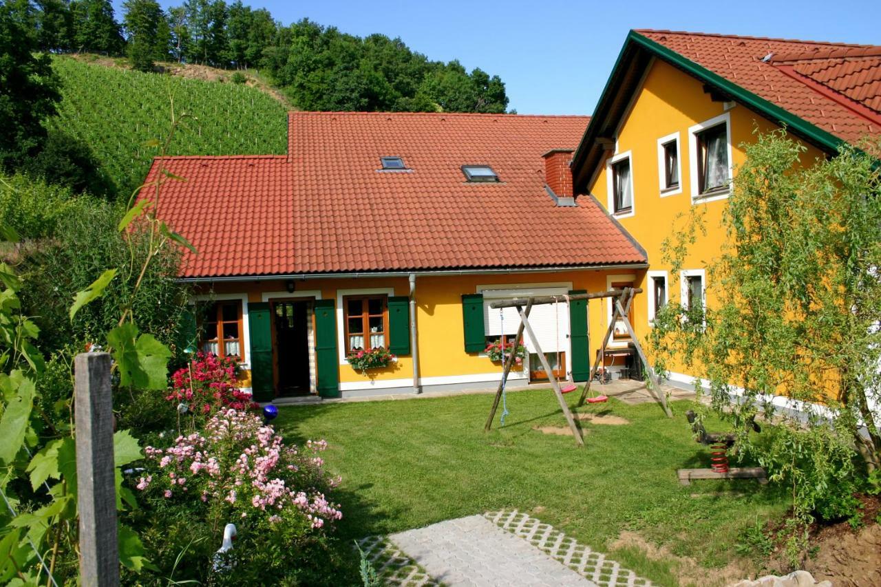 Weingut Stoff Bed & Breakfast Kitzeck im Sausal Exterior photo