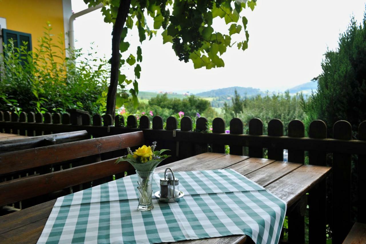Weingut Stoff Bed & Breakfast Kitzeck im Sausal Exterior photo