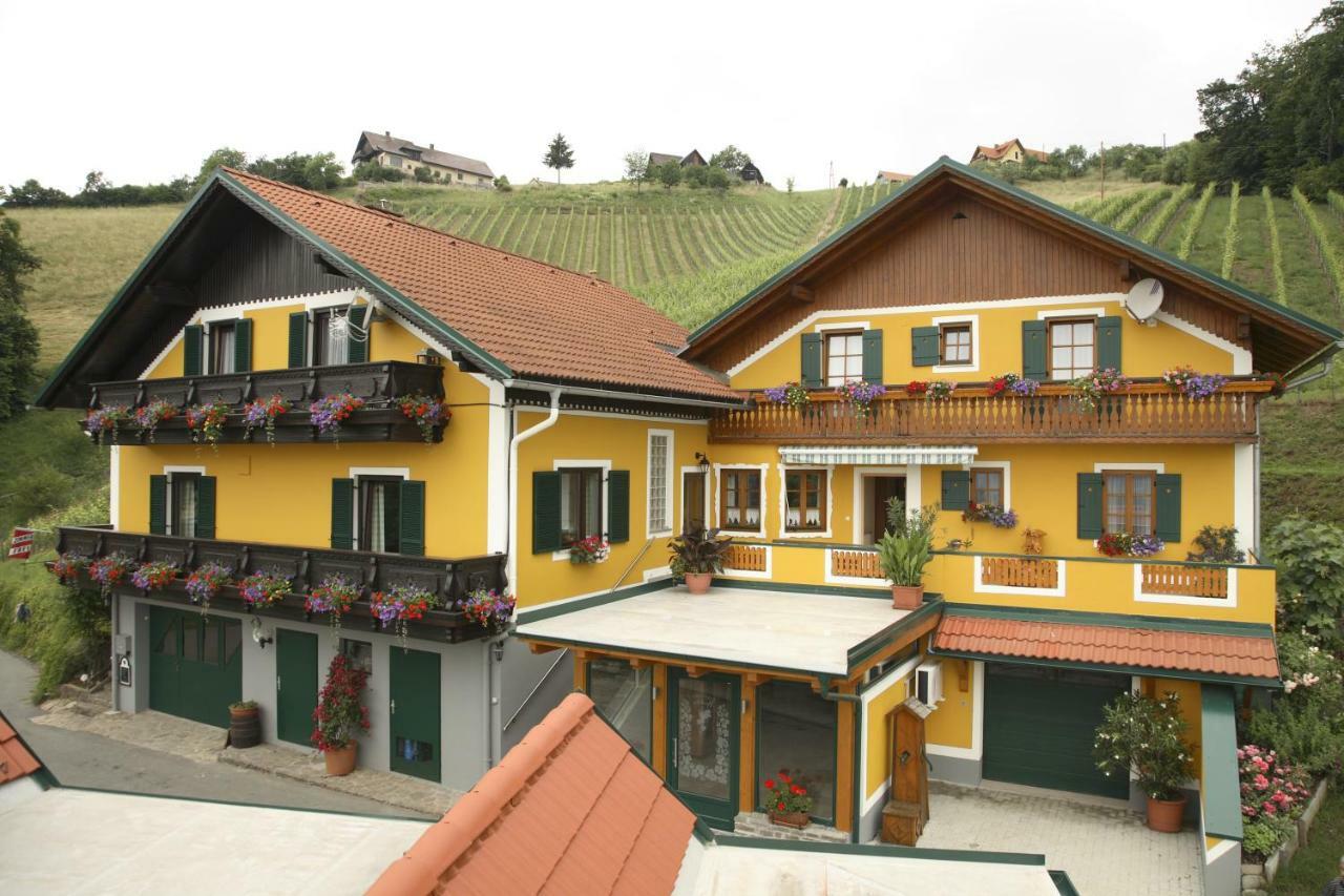 Weingut Stoff Bed & Breakfast Kitzeck im Sausal Exterior photo